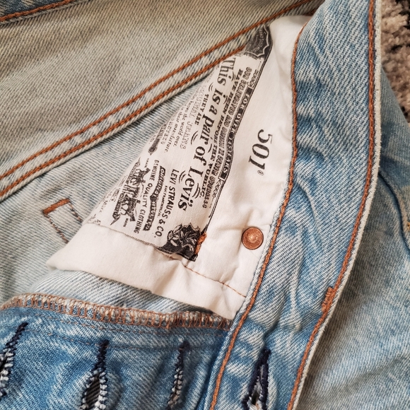 Levi's 501 denim jean shorts - Picture 7 of 8